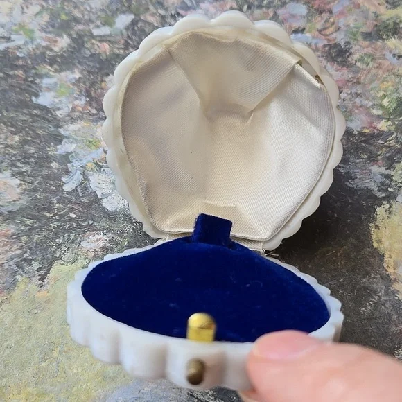 Vintage Plastic Clam Shell Ring Box - Picture 5 of 10